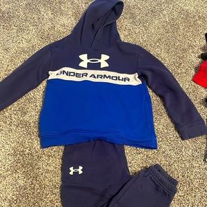 Boys size 7 under armor outfit: Hoodie and sweatpants.